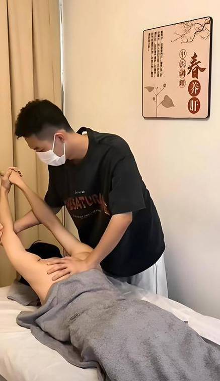 亚洲少妇自偷拍的相关介绍