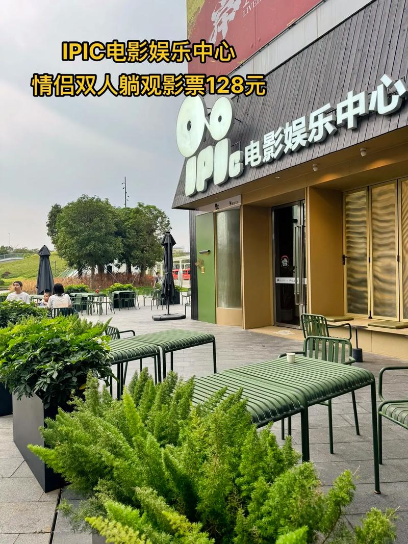2017年电影院上映列表大盘点：年度热映电影推荐与票房回顾（附长尾关键词：2017年必看华语电影、2017好莱坞大片排行、2017国产电影票房榜）