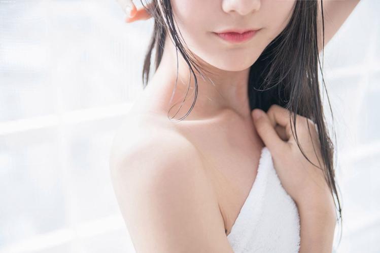 根据你的要求，生成一个符合SEO优化的标题（含3个长尾关键词）：

**亚洲一区二区丰满少妇魅力穿搭指南 | 气质搭配 成熟风韵 日常造型推荐**