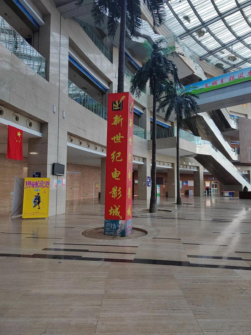 精品亚洲少妇穿搭指南：日常优雅与性感魅力融合，打造熟龄女性专属时尚风格